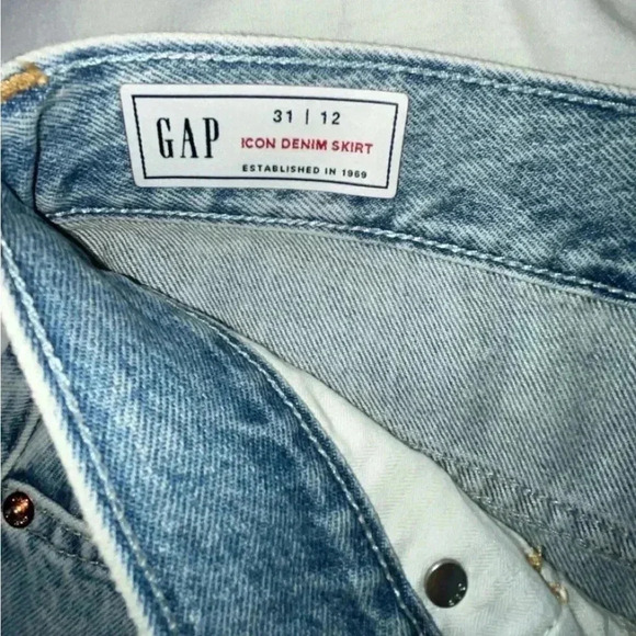 NWOT Women’s Gap “Icon Denim Skirt” Five Pocket Mini Skirt Light Wash SIZE 31/12 - Picture 4 of 6